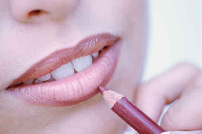 लिपस्टिक से विपरीत रंग का लिप लाइनर